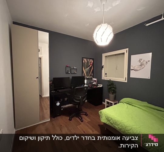 תמונה של חתול קופץ על קיר בחדר שינה